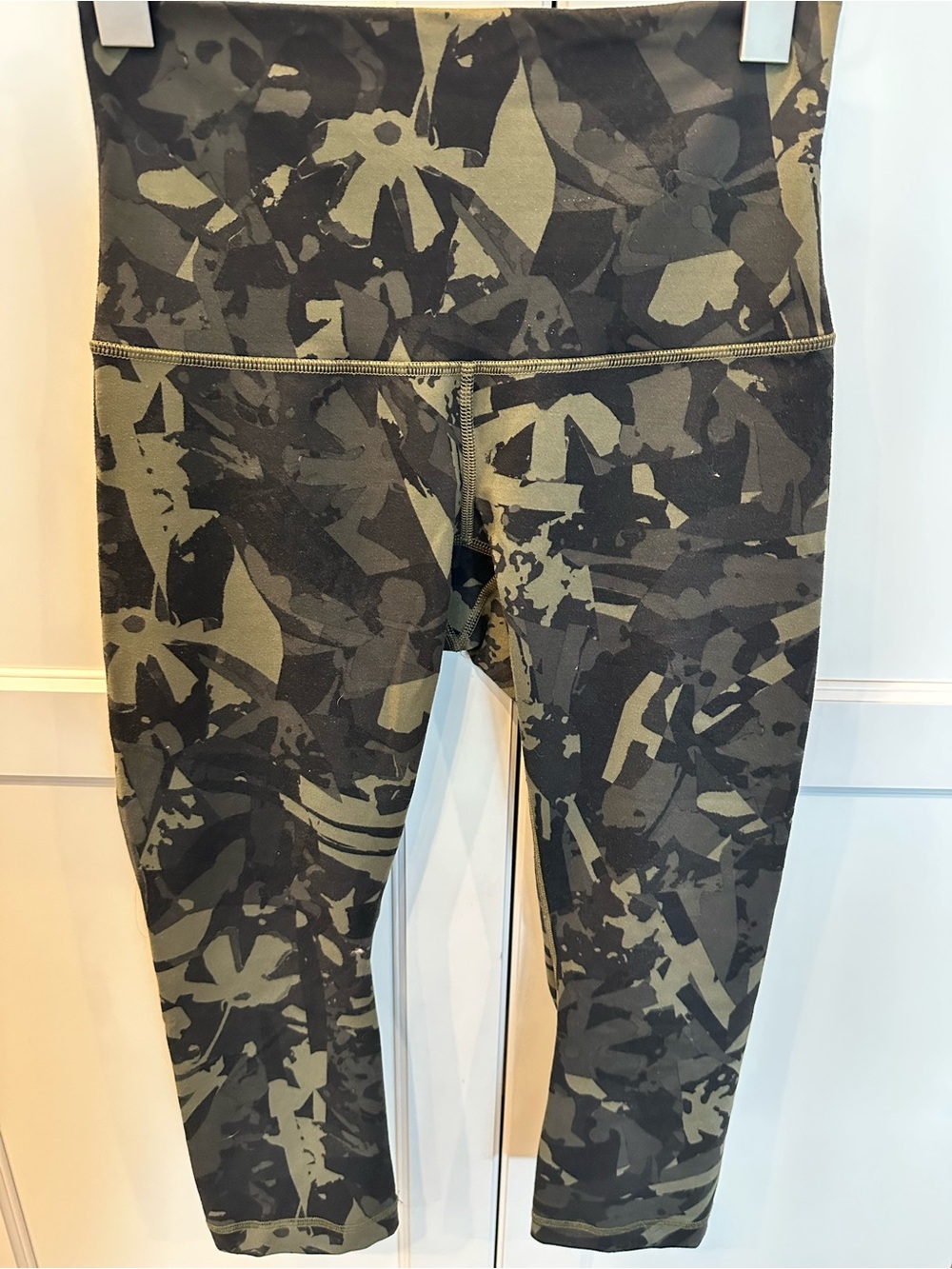 Lululemon Green Camo Print High-Waist Wunder Under 21” Luon Leggings